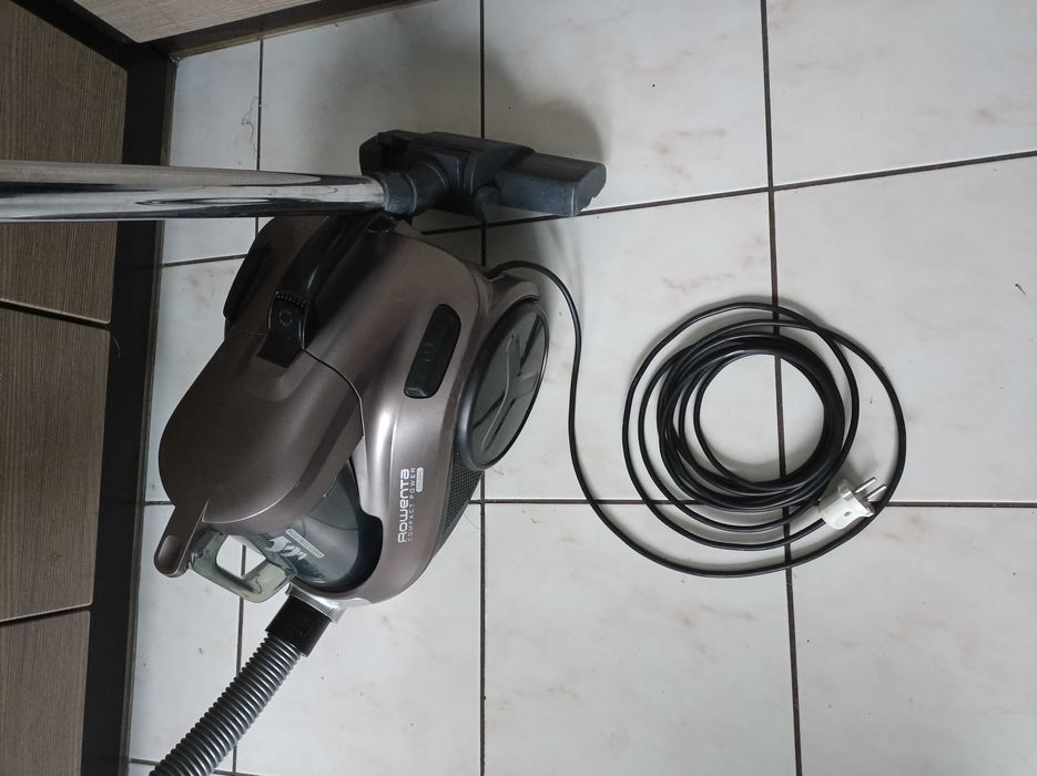 Пылесос циклонный без мешка Rowenta Compact Power RO3786EA исправный