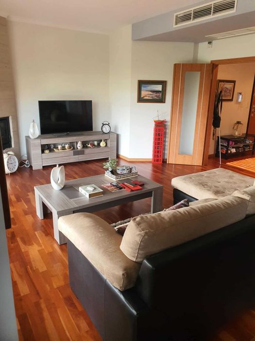 Apartamento T2 mobilado e equipado, com piscina e Box fechada completamente novo