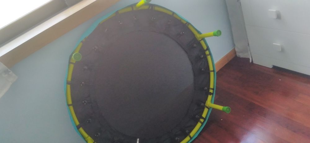 Trampolim de criança pequeno
