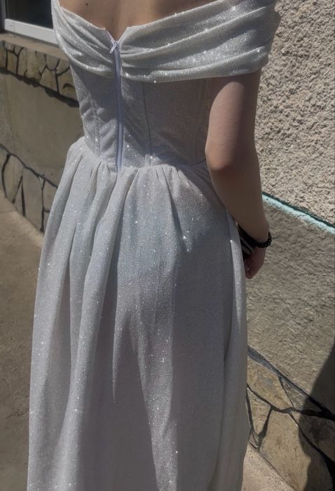 Випускне біле плаття