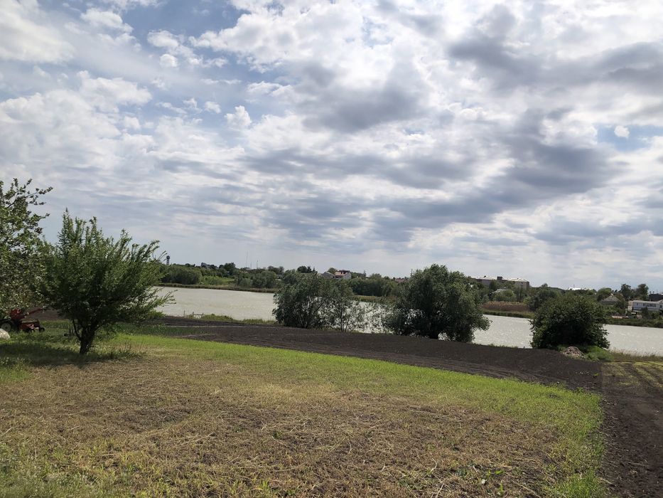 Будинок біля річки смт Чорнобай