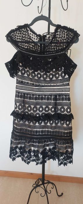 Vestido renda folhos