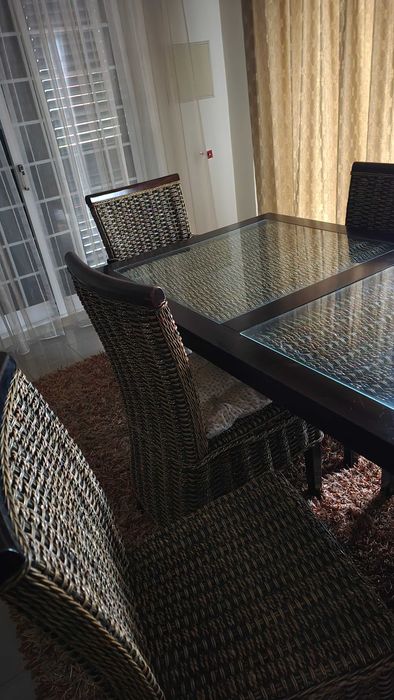 Conjunto de mesa e cadeiras de sala