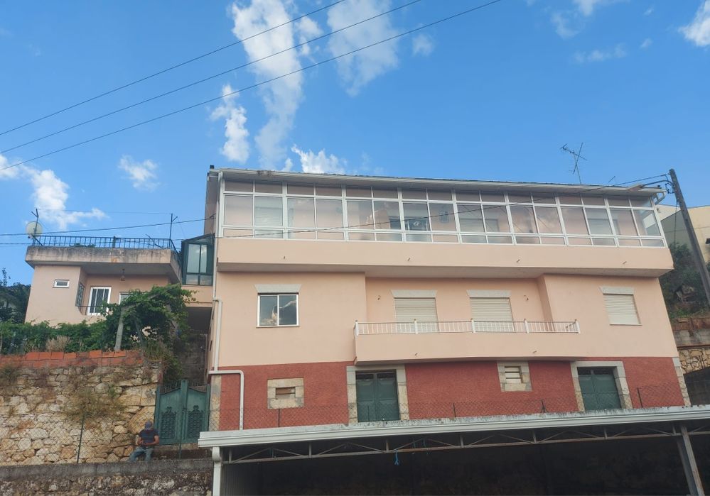 Vende-se Moradia  V8 com 2 pisos habitação