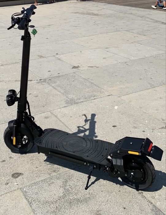 Trotinete Scooter com leds coloridas nas laterai.