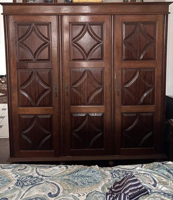 Quarto completo cama/colchao/ roupeiro/ mesas cabeceiras/ comoda