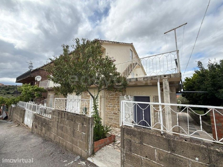 Propriedade Exclusiva com Duas Moradias e Amplo Espaço Exterior com...