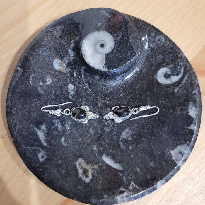 Delikatne wiszące kolczyki z onyksem