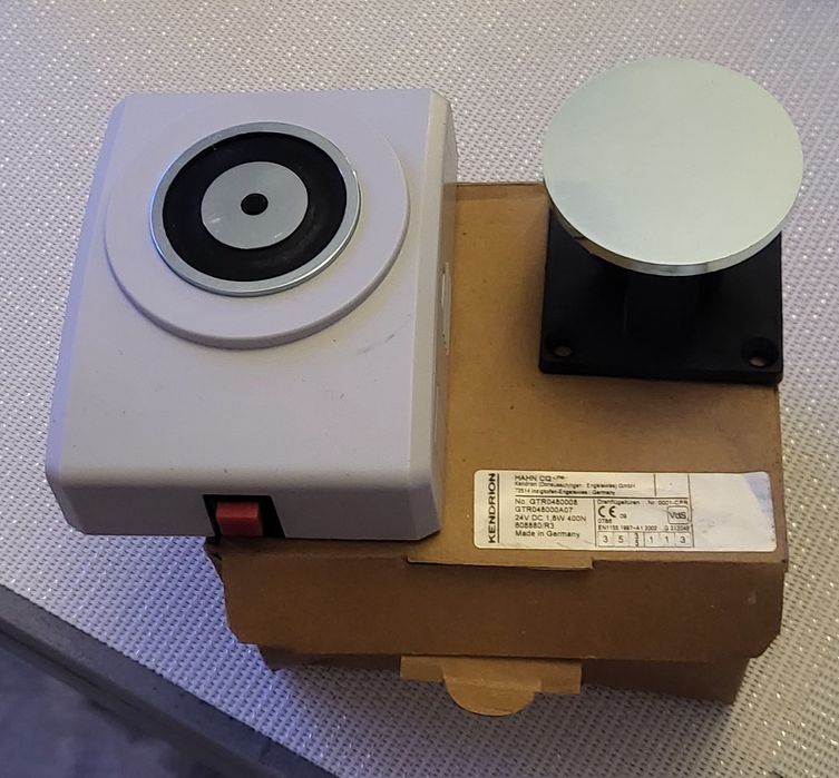 Elelktrotrzymacz do drzwi p.poż. i zwora płytkowa