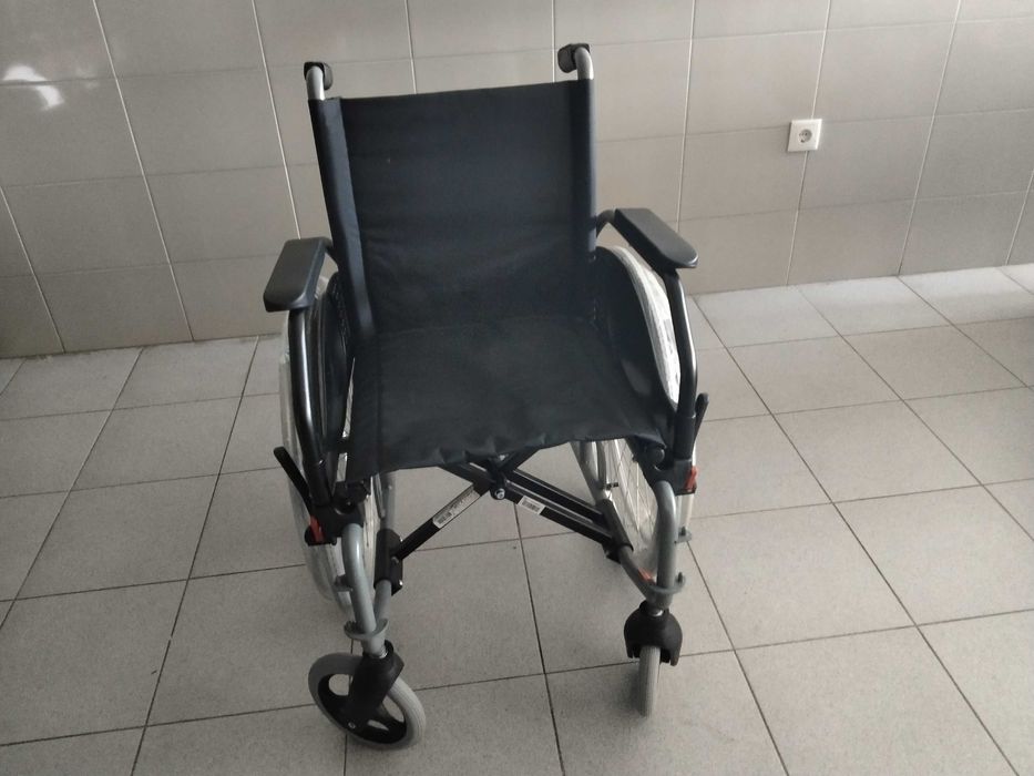 Cadeira de rodas nova