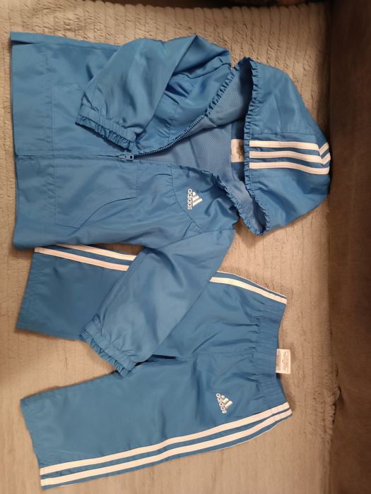 Dres dziecięcy firmy Adidas 12 mcy
