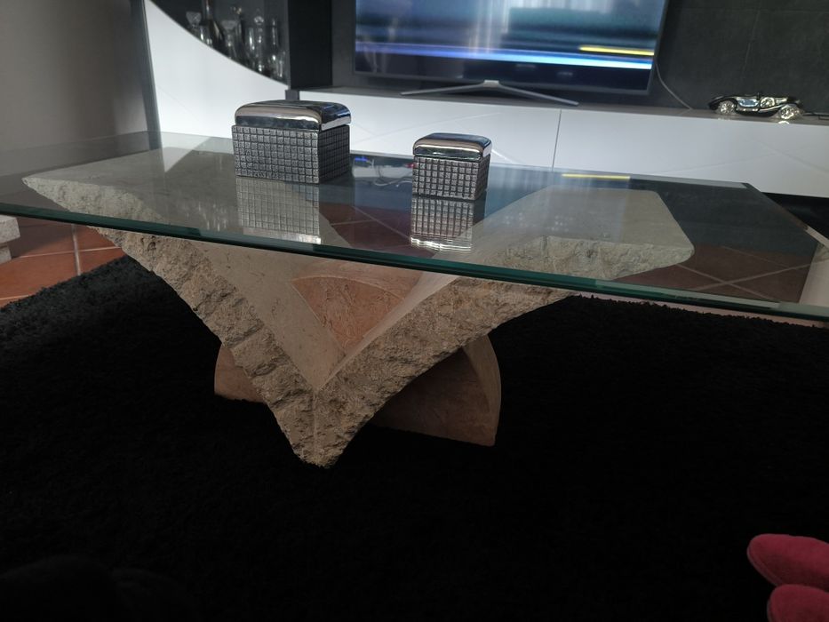 Mesa de centro em vidro com base em pedra