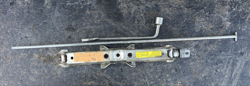 Домкрат-ключ до Ніссан Навара D-40