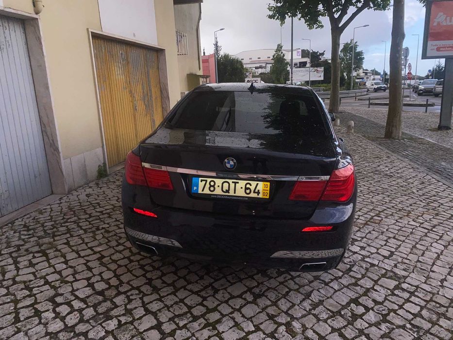 BMW 750I V8 Biturbo 4395 cc 407 cavalos, azul escuro