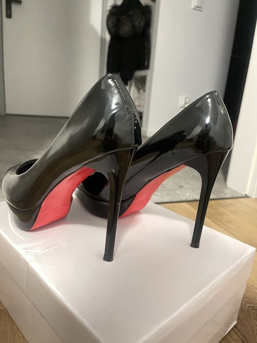 Sprzedam nowe lakierki za 80 zł. Są śliczne.