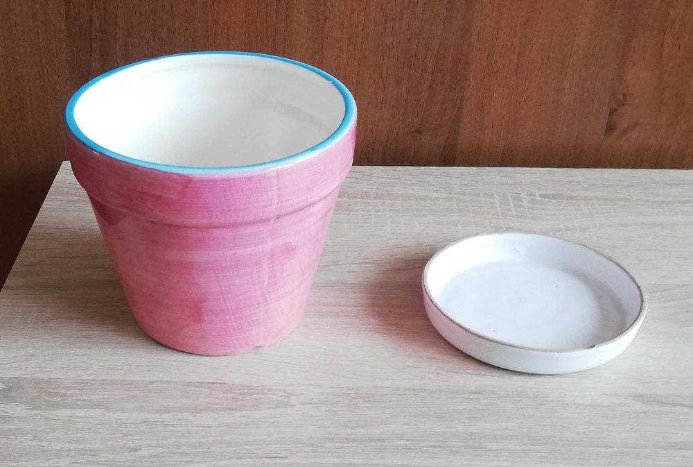 Doniczka ceramiczna  z podstawką .