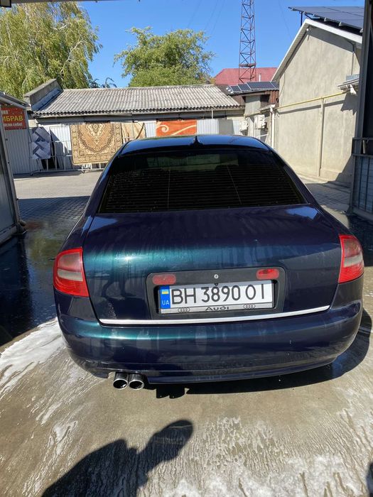 Машина Audi A6 2002 рік.