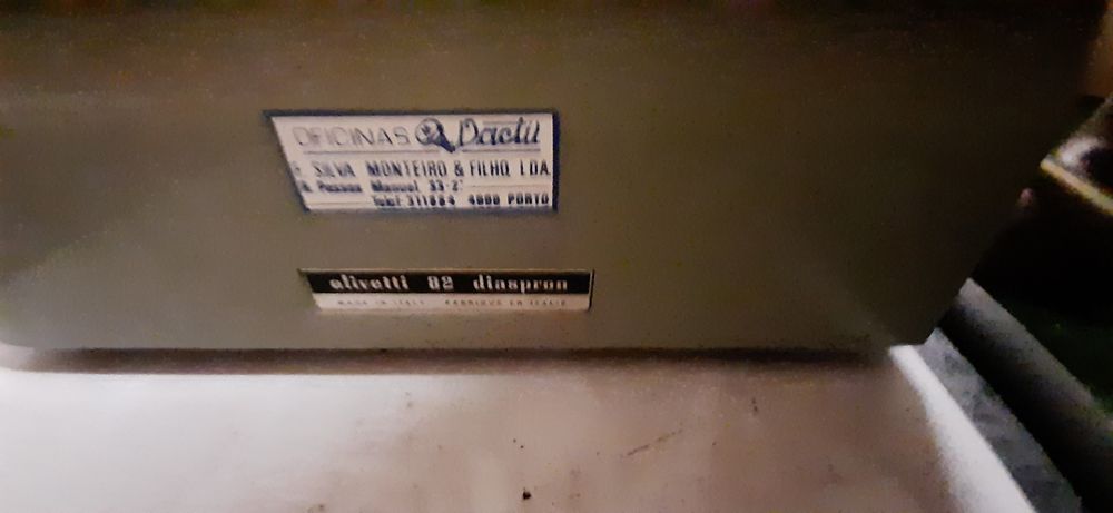 Máquina de escrever vintage Olivetti 82