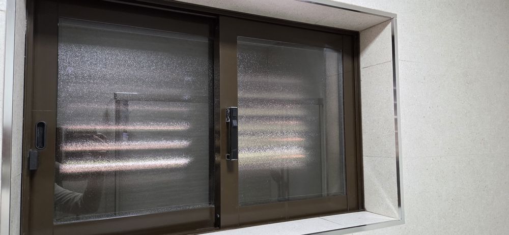 Janela de correr castanha em excelente estado