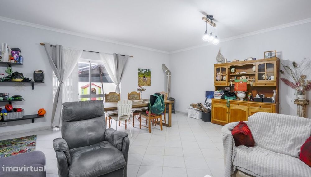 Amplo apartamento T3, com terraço, à venda em Quarteira, Algarve