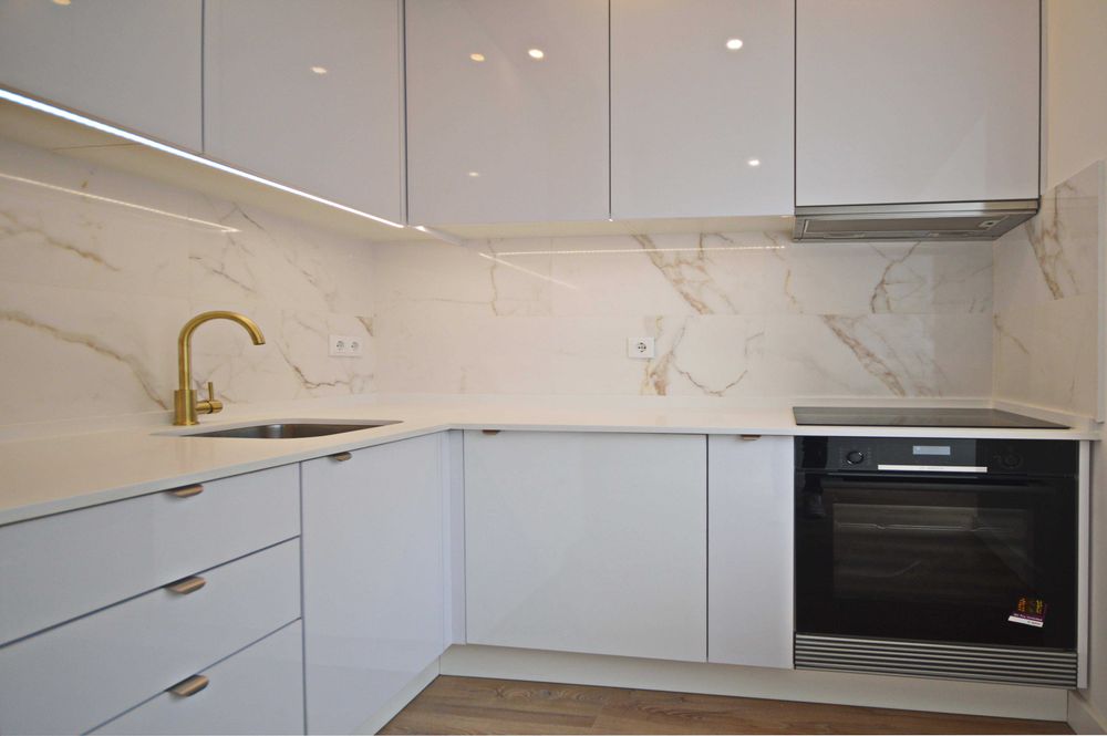 Apartamento T2 totalmente renovado 67 m2, R/C - Av. Brasil  - Amadora