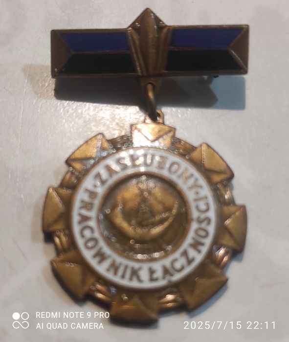 Medal i 3 odznaki. " Zasłużony Pracownik Łączności "