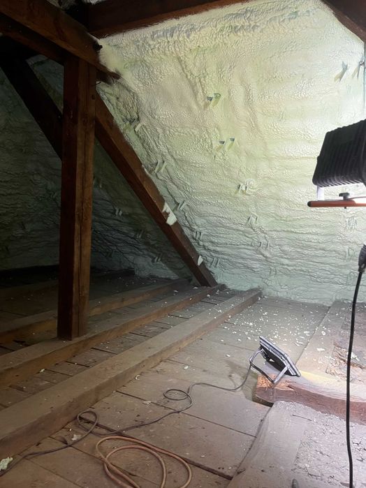 Ocieplanie pianą PUR, izolacje natryskowe, poddasza, pianowanie pianka