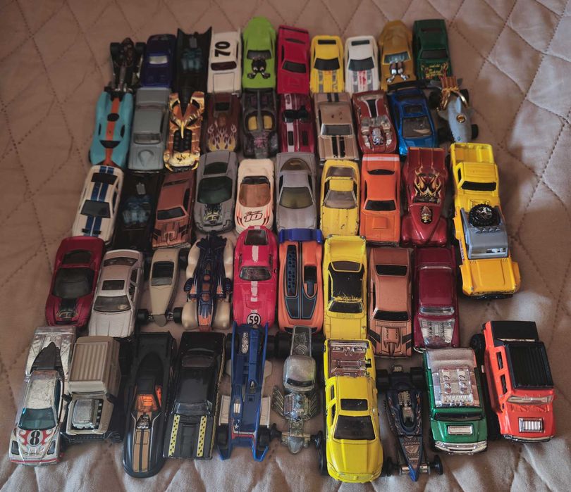 132 Hot Wheels usados