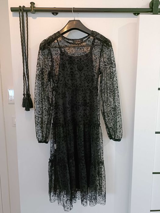 Czarna koronkowa sukienka
