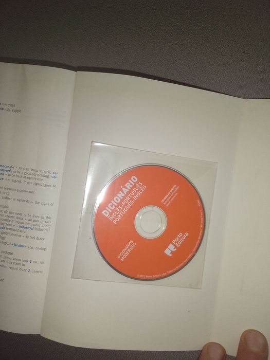 Dicionário Português -Ingles novo com Cd