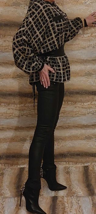 Bardzo efektowna insygnowana koszula z ozdobnym skórzanym pasem