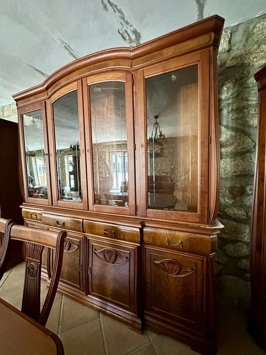 Conjunto de sala de jantar - Mesa, cadeiras e dois armários