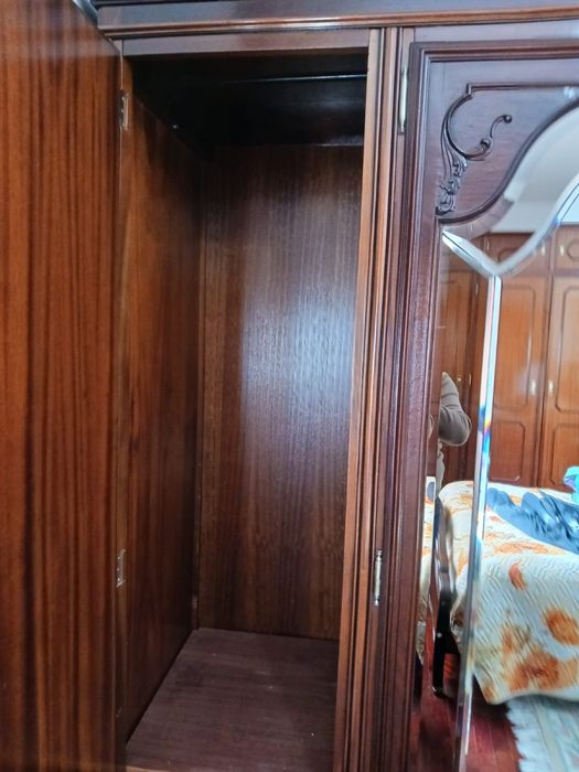 Roupeiro de madeira maciça com 4 portas