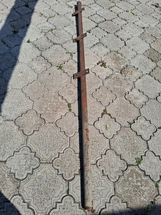 Столбики металлические для забора.