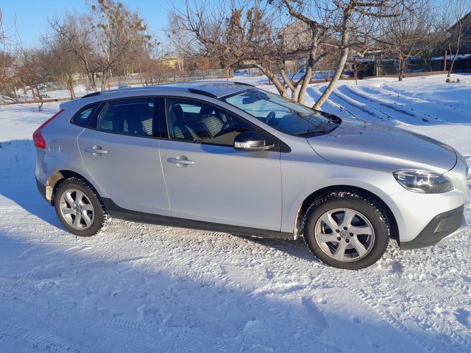Volvo v40 кроскантрі