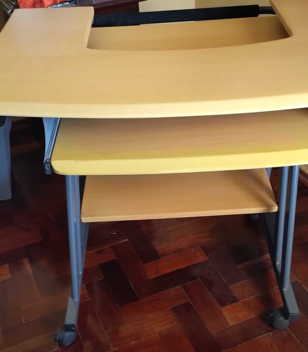 MESA/ SECRETÁRIA de Computador em bom estado