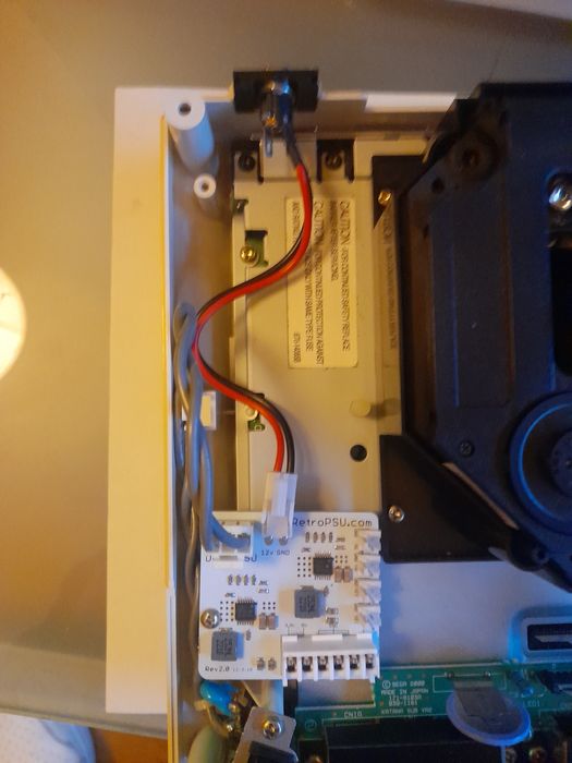 Dreamcast japonesa (60Hz) c/ fonte RetroPSU externa (europeia)