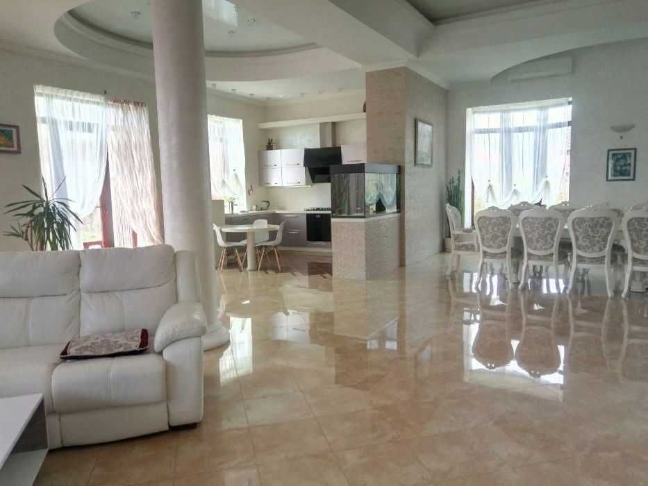 с апреля и на лето! Дом с бассейном Совиньон