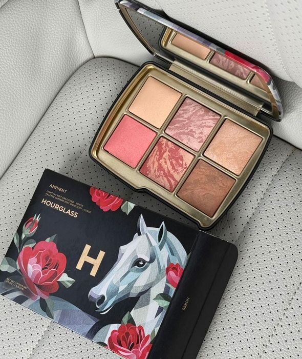 Палетки Hourglass Ambient Lighting Unlocked Holiday 2025 лисиця і олен