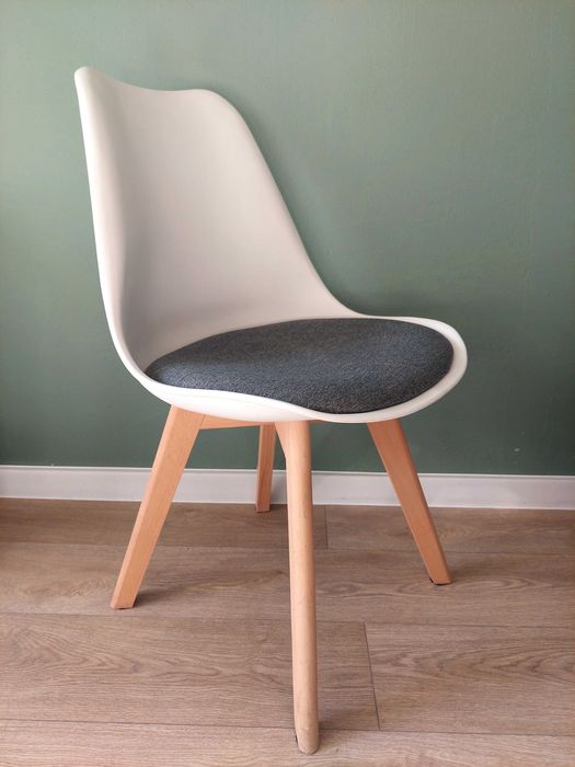 Dwa krzesła -cena za komplet