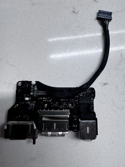 Запчастини чи для користування (роутер,клавіатура,шлейф,макбук,годин.)