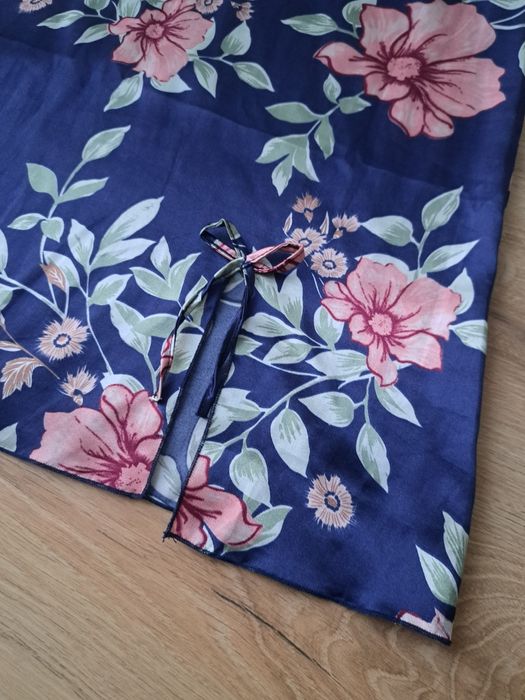 Sinsay koszula nocna satynowa wzór kwiatowy rozmiar 38 granat koronka