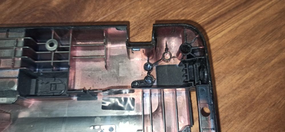 Toshiba Satellite C650:obudowa matrycy,zawiasy,kieszeń dysku,zaślepki