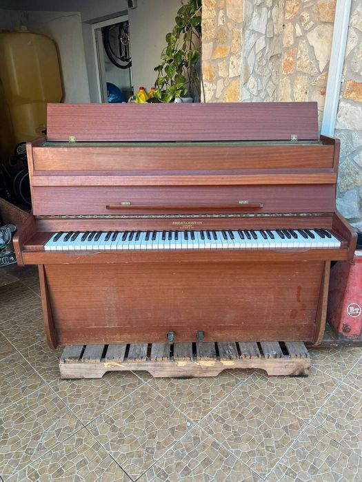 Piano vertical Barratt & Robinson – bom estado geral