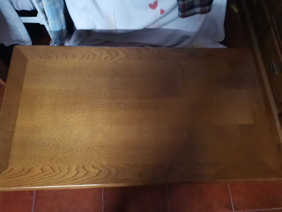Mesa de sala em madeira