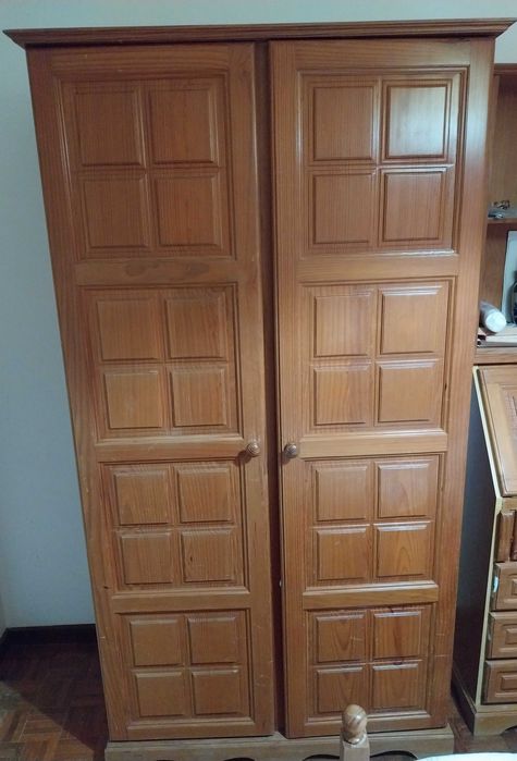 Quarto individual- cama, escrivaninha, roupeiro, cadeira e m.cabeceira