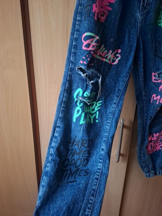 Jeansy joggery przetarcia, neonowe napisy, z dziurami, wysoki stan