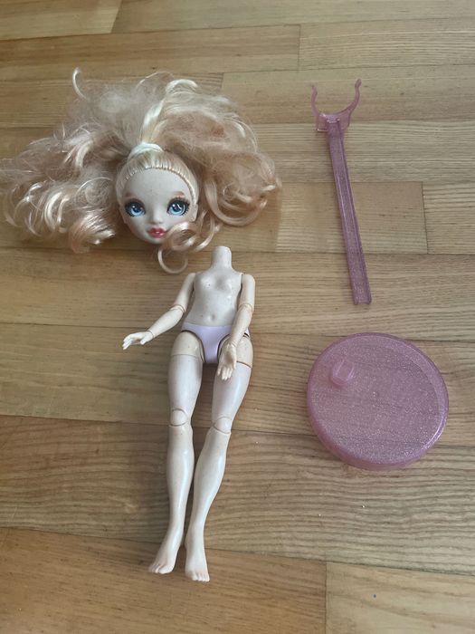 Lalka rainbow high z urwaną głową i stojakiem