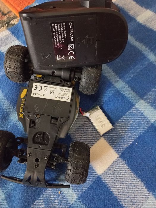 Uszkodzone zabawki: pistolet, dron, autko sterowane.