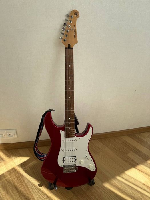 Електро гітара Yamaha Pacifica 012
